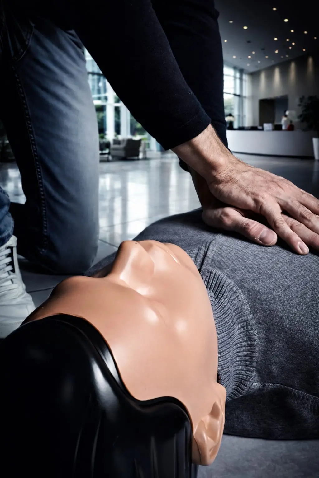 Mise en pratique des gestes de premiers secours sur un mannequin adulte